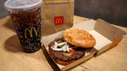 104 Orang Jatuh Sakit Imbas Burger McD Tercemar Bakteri E. Coli