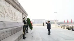 Kunjungi Monumen Tiananmen Square di area area Beijing China, Prabowo Letakkan Karangan Bunga